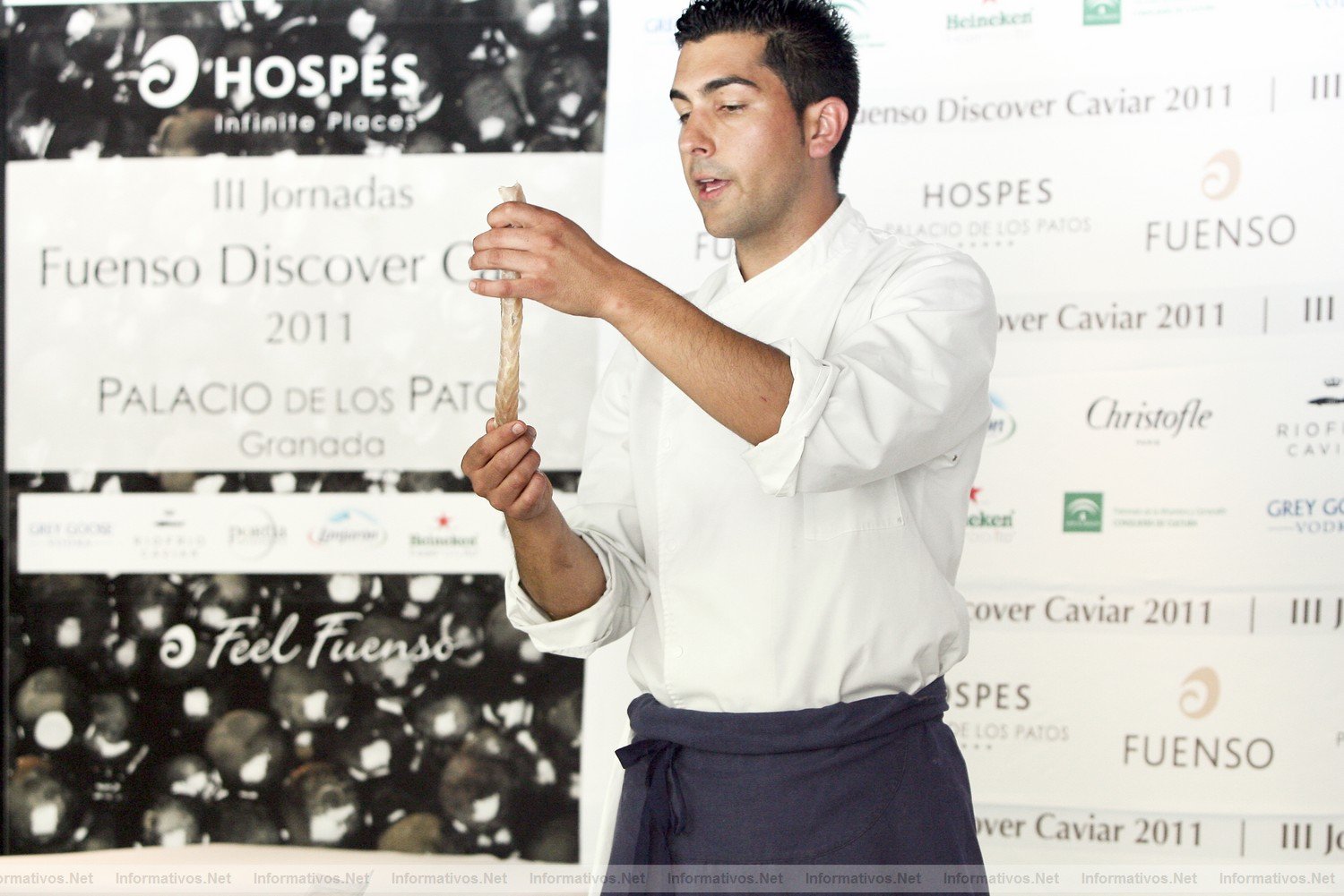 Granada, 9JUN011.- Show Cooking en las  III Jornadas sobre el Caviar (Fuenso Discover Caviar) en el  Hospes Los Patos de Granada. El chef del hotel, Javier Prez, elabor una sofisticada presentacin de carne de esturin envuelta en una fina loncha de panceta ibrica, atemperada sin llegar a gratinar, servida con un salmorejo de cereza (sustituyendo al tradicional tomate).