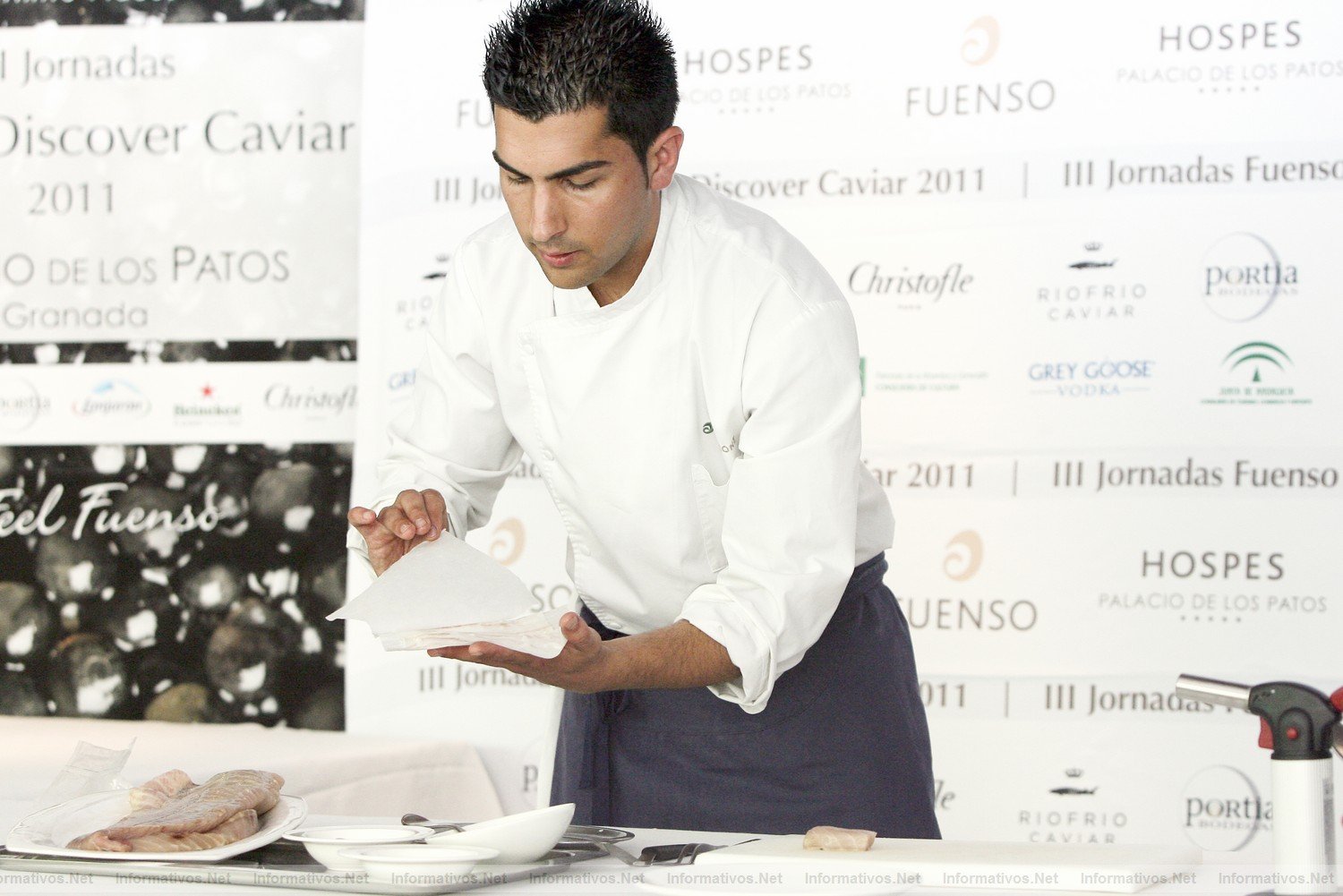 Granada, 9JUN011.- Show Cooking en las  III Jornadas sobre el Caviar (Fuenso Discover Caviar) en el  Hospes Los Patos de Granada. El chef del hotel, Javier Prez, elabor una sofisticada presentacin de carne de esturin envuelta en una fina loncha de panceta ibrica, atemperada sin llegar a gratinar, servida con un salmorejo de cereza (sustituyendo al tradicional tomate).