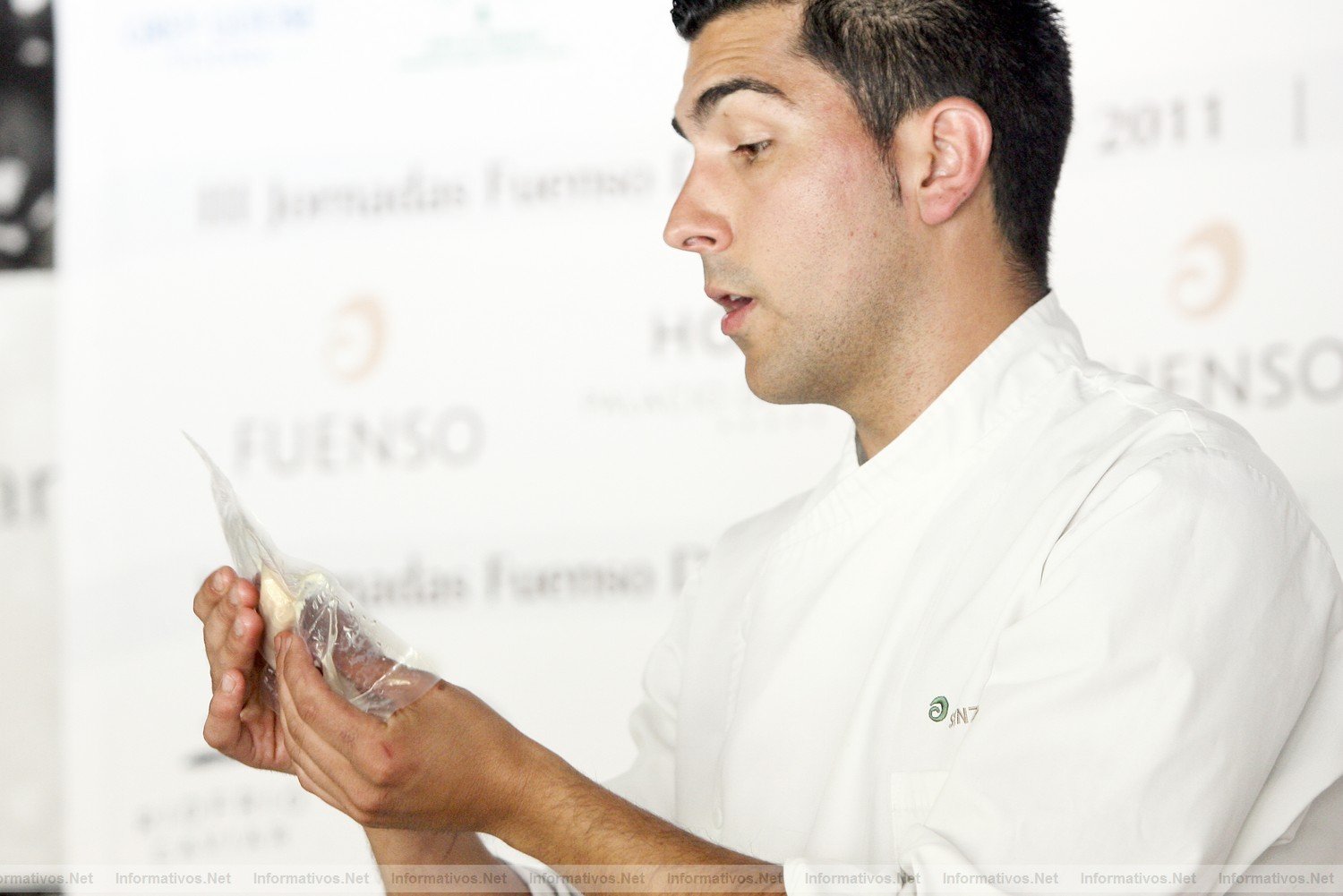 Granada, 9JUN011.- Show Cooking en las  III Jornadas sobre el Caviar (Fuenso Discover Caviar) en el  Hospes Los Patos de Granada. El chef del hotel, Javier Prez, elabor una sofisticada presentacin de carne de esturin envuelta en una fina loncha de panceta ibrica, atemperada sin llegar a gratinar, servida con un salmorejo de cereza (sustituyendo al tradicional tomate).