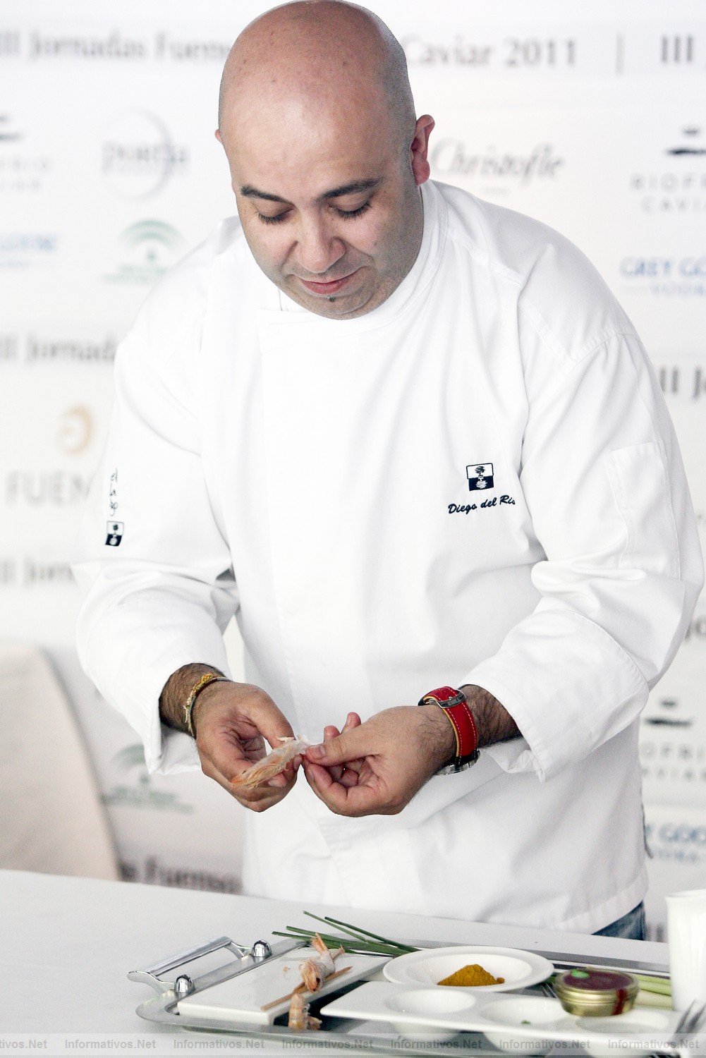 Granada, 9JUN011.- Show Cooking en las  III Jornadas sobre el Caviar (Fuenso Discover Caviar) en el  Hospes Los Patos de Granada. Diego del Ro, una estrella Micheln del restaurante El Lago, de Marbella, present una creacin a base de gamba autctona marbell, crema de puerro, coco y curry y caviar ecolgico de Riofro