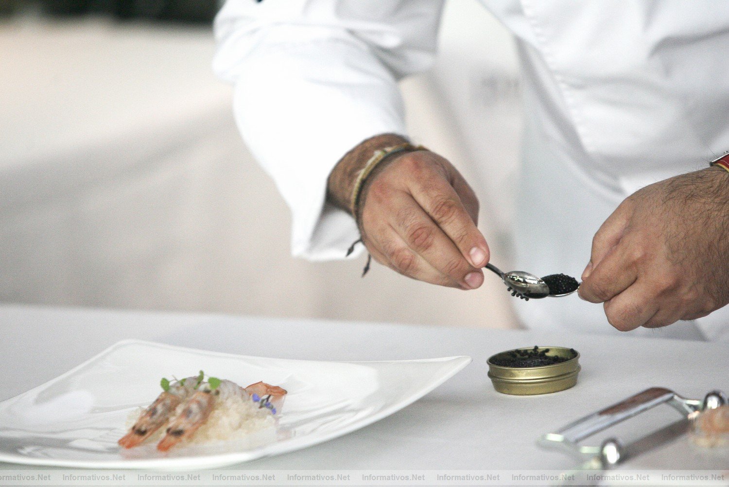 Granada, 9JUN011.- Show Cooking en las  III Jornadas sobre el Caviar (Fuenso Discover Caviar) en el  Hospes Los Patos de Granada. Diego del Ro, una estrella Micheln del restaurante El Lago, de Marbella, present una creacin a base de gamba autctona marbell, crema de puerro, coco y curry y caviar ecolgico de Riofro