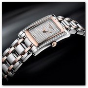 :: Pulse para Ampliar :: Longines DolceVita: La esfera de oro gris de esta pieza está recubierta con 212 diamantes (Wesselton VS, 0.508 quilate), que realzan el brillo de la caja rectangular de acero y oro rosa, engastada con 32 diamantes (Top Wesselton VVS, 0.269 quilate). Las agujas de oro rosa de este reloj de cuarzo (calibre L178.3) indican las horas y los minutos. El brazalete de acero y oro rosa le da el último toque a este modelo elegante y contemporáneo, hermético hasta 3 bar (30 metros).