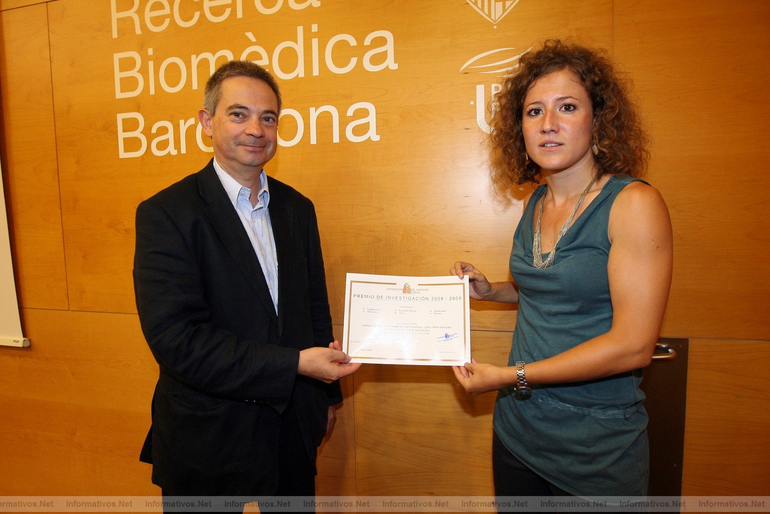BCN06JUL011.- Entrega del Premio de Investigacin Fundacin Dr. Antonio Esteve al equipo de Rafael Maldonado que hall la conexin entre el cannabis y la amnesia. Emma Puighermanal recibe el premio de manos de Flix Bosch, director de la Fundacin Dr. Antonio Esteve
