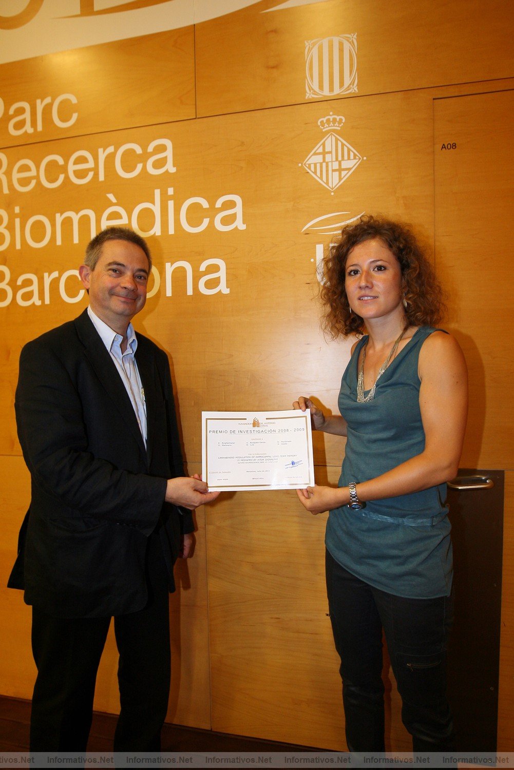BCN06JUL011.- Entrega del Premio de Investigacin Fundacin Dr. Antonio Esteve al equipo de Rafael Maldonado que hall la conexin entre el cannabis y la amnesia. Emma Puighermanal recibe el premio de manos de Flix Bosch, director de la Fundacin Dr. Antonio Esteve