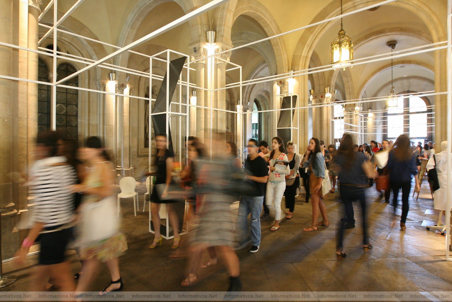 BCNJUL2011.- Pasarela 080 Verano 2011. Un alarde de frivolidad negativa en lo que al culto por mostrarse se refiere por parte de unos invitados salidos de nadie sabe donde, que alternan los disfraces con el botelln esponsorizado