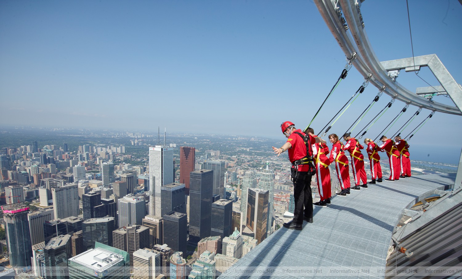 Inaugura la atracción más extrema de Toronto, EdgeWalk, en la CN Tower. Se trata de la pasarela sin barandilla y 360º más alta del mundo, con un saliente de 1,5 metros (5 pies) de ancho que circunvala la cumbre de la vaina principal de la torre. Los visitantes pueden caminar en grupos de seis, quedando sujetos a un rail de seguridad elevado por medio de un sistema de enganche y arnés.