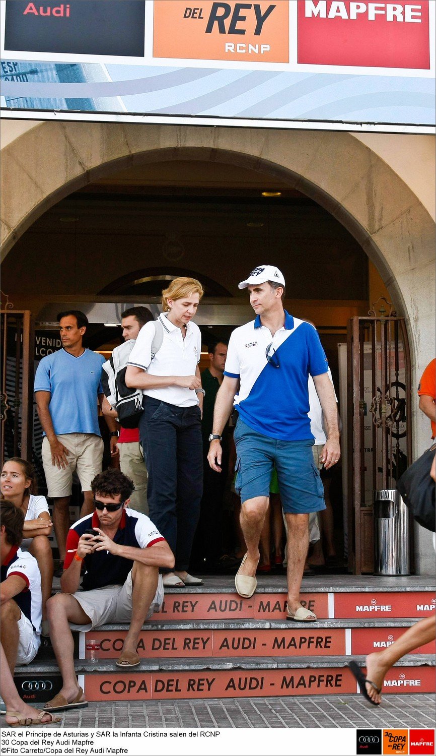 SAR el Principe de Asturias y SAR la Infanta Cristina salen del RCNP
