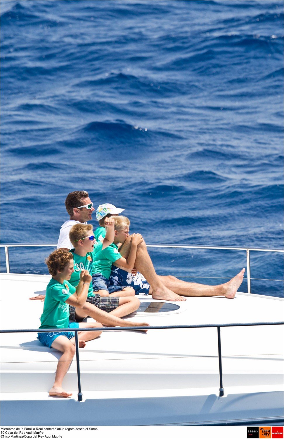 Miembros de la Familia Real contemplan la regata desde el Somni.