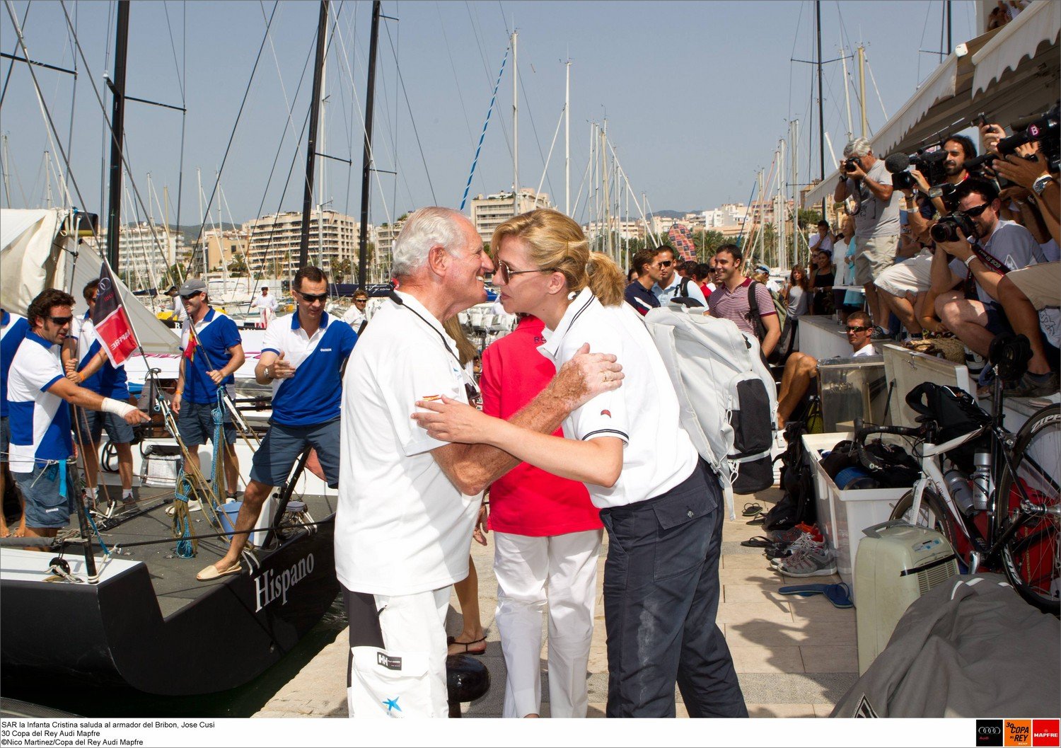 SAR la Infanta Cristina saluda al armador del Bribon, Jose Cus