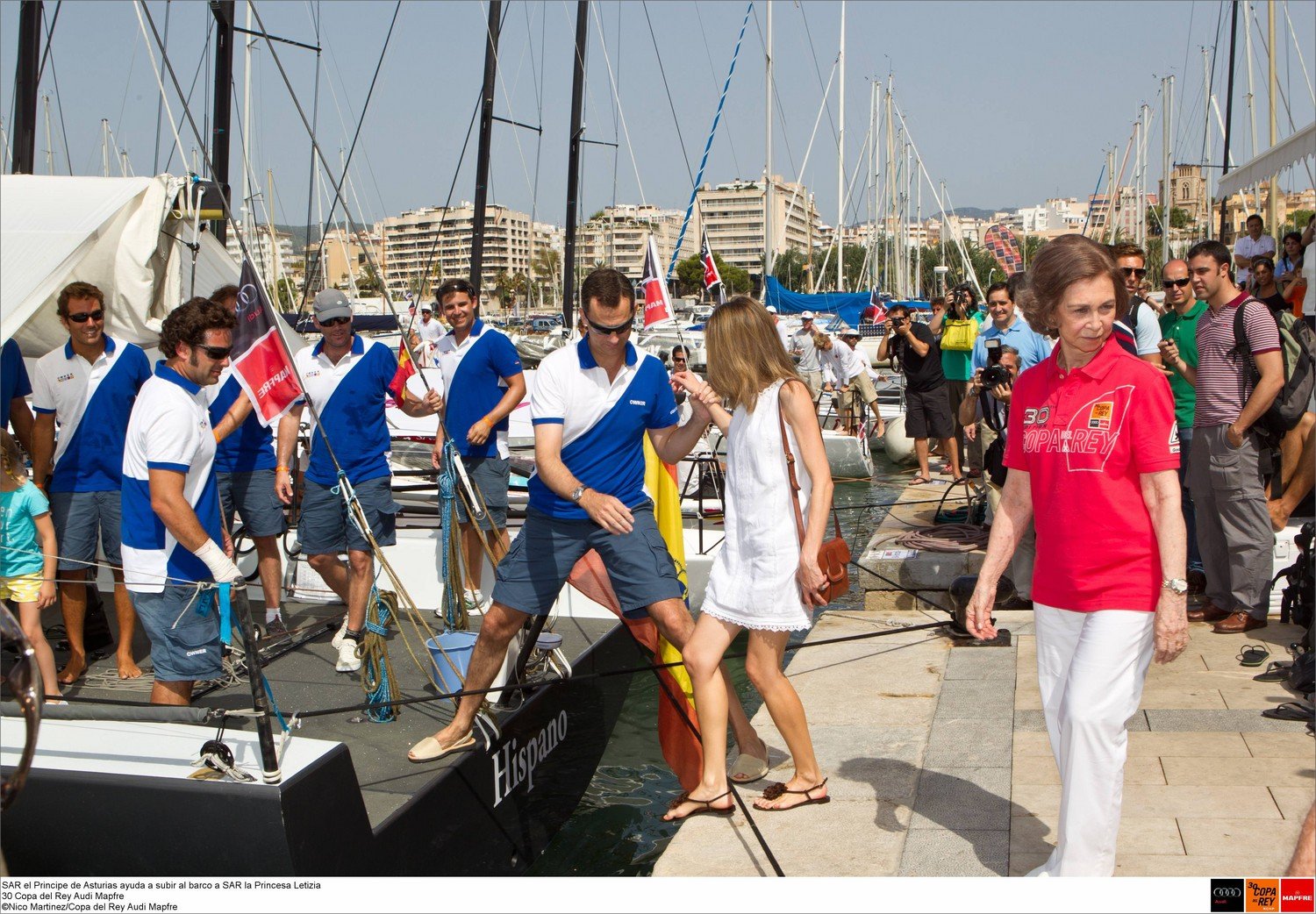 SAR el Principe de Asturias ayuda a subir al barco a SAR la Princesa Letizia
