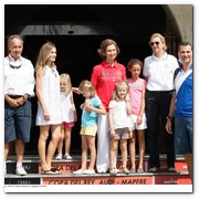 :: Pulse para Ampliar :: SM la Reina, SS.AA.RR los Principes de Asturias y SAR la Infanta Cristina a su llegada al RCNP