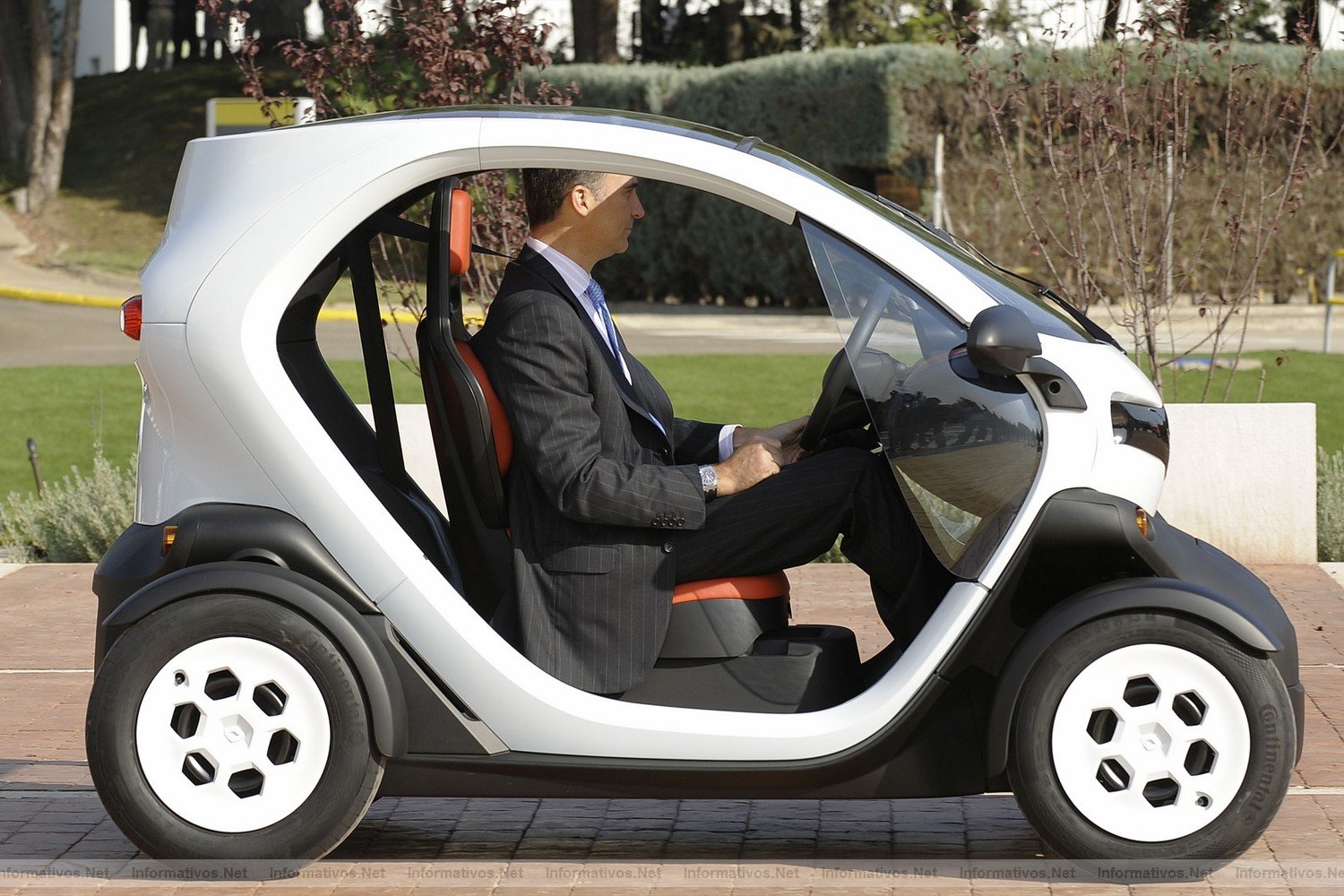 17OCT011.- Su Alteza Real el Príncipe de Asturias inaugura la fábrica de Twizy en Valladolid