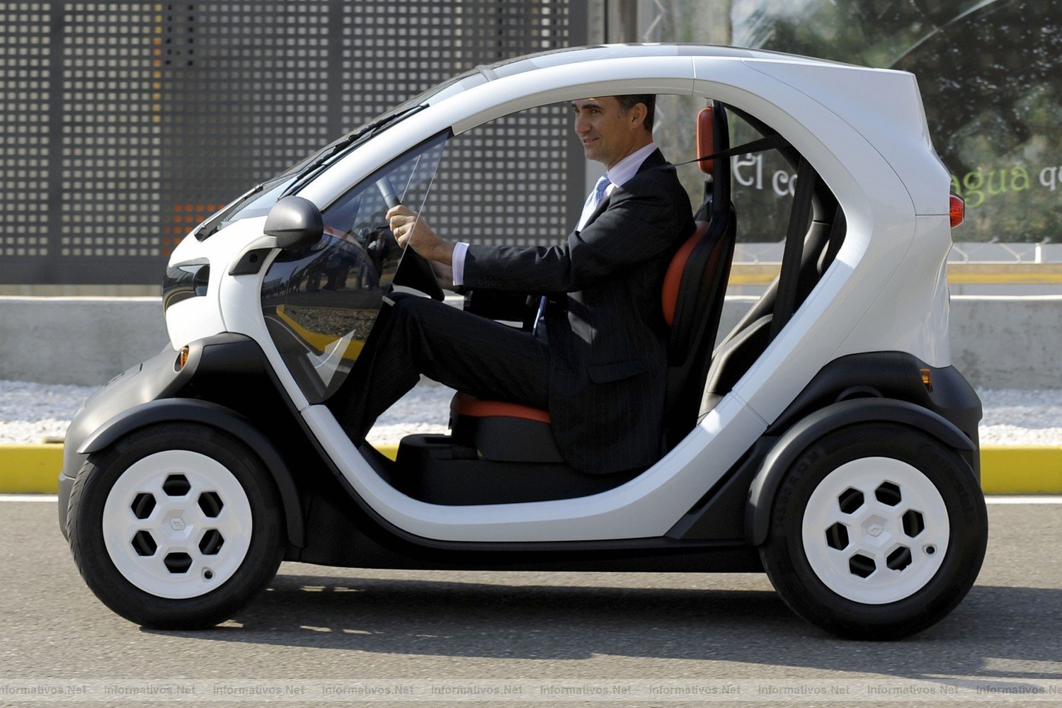 17OCT011.- Su Alteza Real el Príncipe de Asturias inaugura la fábrica de Twizy en Valladolid
