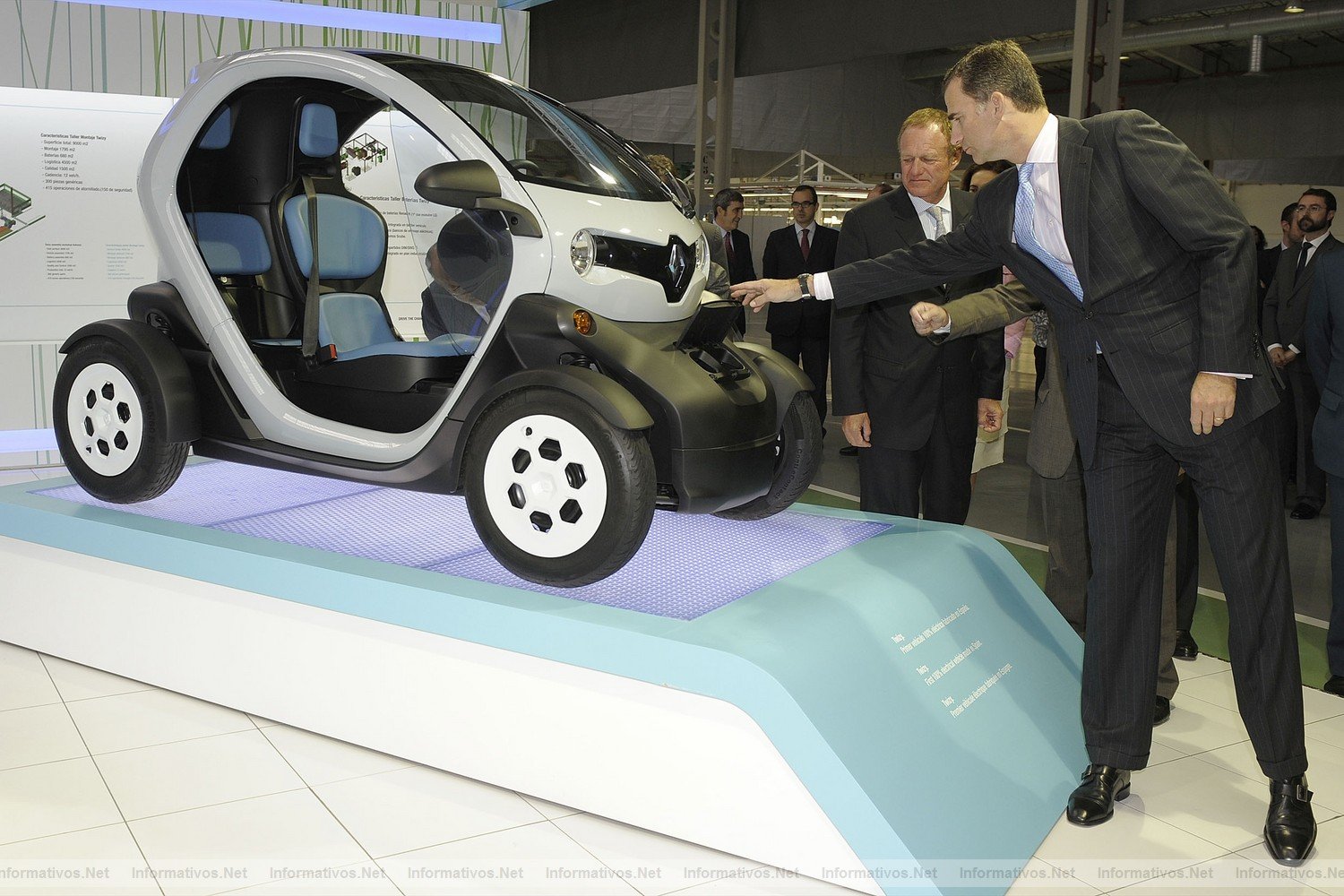 17OCT011.- Su Alteza Real el Príncipe de Asturias inaugura la fábrica de Twizy en Valladolid