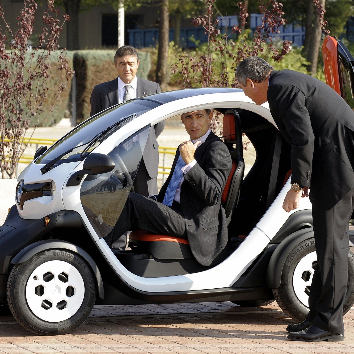 17OCT011.- Su Alteza Real el Príncipe de Asturias inaugura la fábrica de Twizy en Valladolid