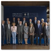 :: Pulse para Ampliar :: Foto de familia del jurado del Premio Príncipe de Asturias de Ciencias Sociales 2011