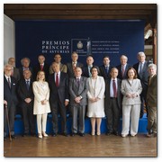 :: Pulse para Ampliar :: Foto de familia del jurado del Premio Príncipe de Asturias de Investigación Científica y Técnica  2011