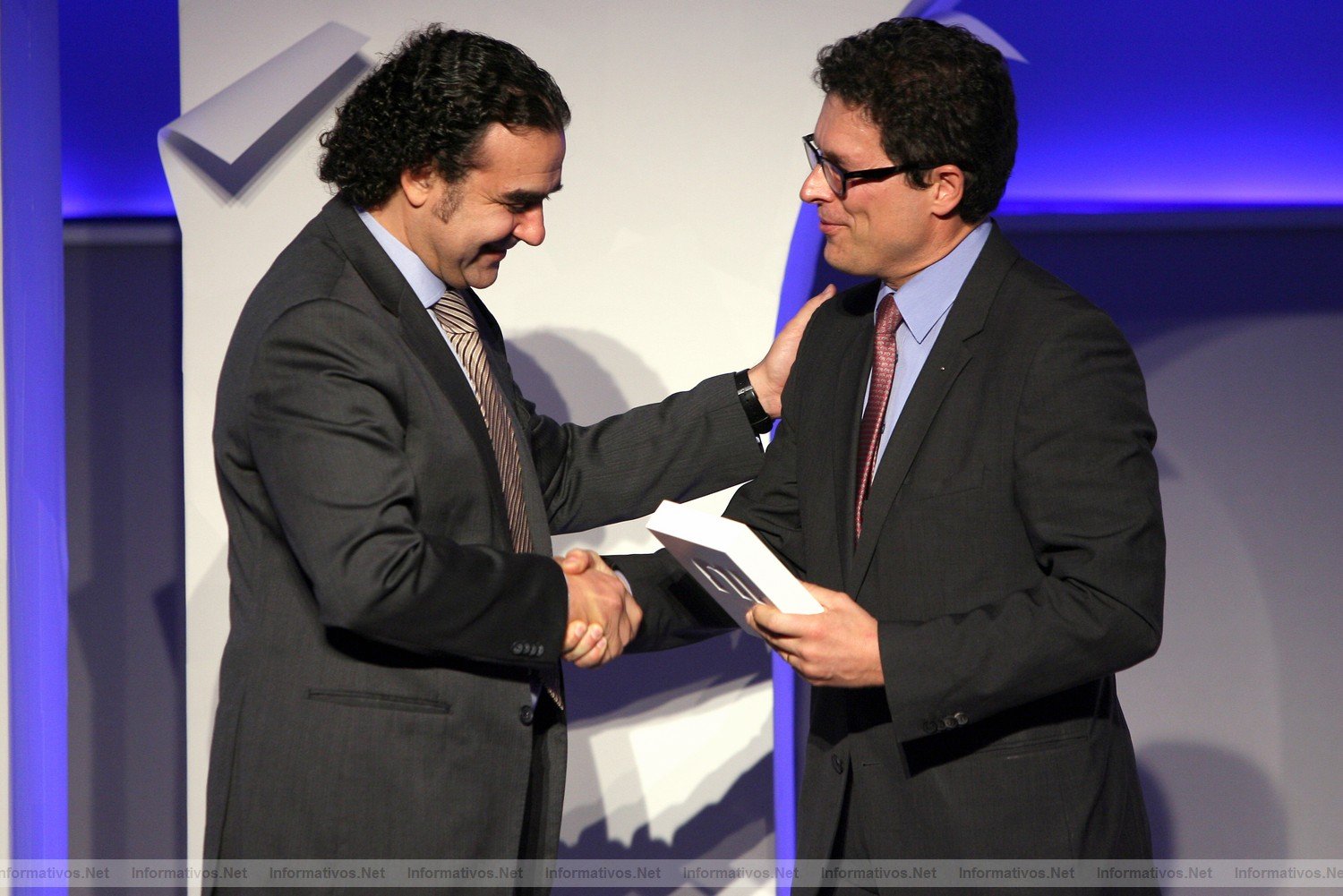 10NOV011.- Premios Iniciativa BMW 2011:  el ganador de la mención de honor,  Josep Ballester, director general de Vertical Farming junto a Stefan Borne, director de Iniciativa BMW y director de marketing de BMW Group España.