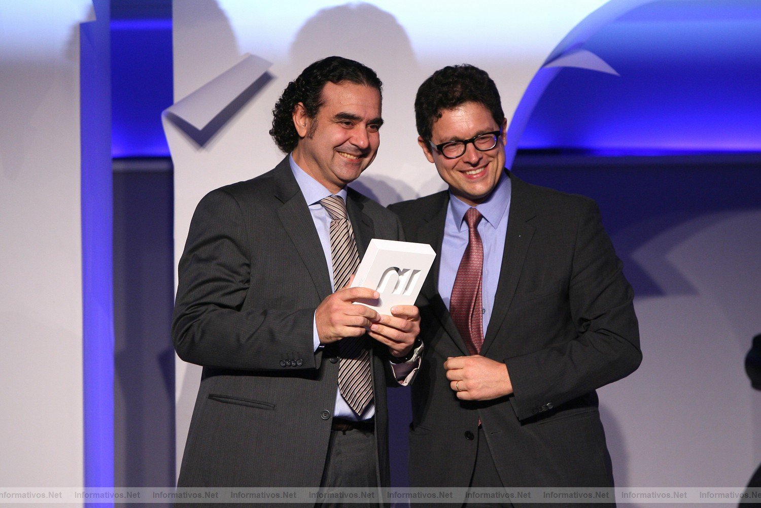 10NOV011.- Premios Iniciativa BMW 2011:  el ganador de la mención de honor,  Josep Ballester, director general de Vertical Farming junto a Stefan Borne, director de Iniciativa BMW y director de marketing de BMW Group España.