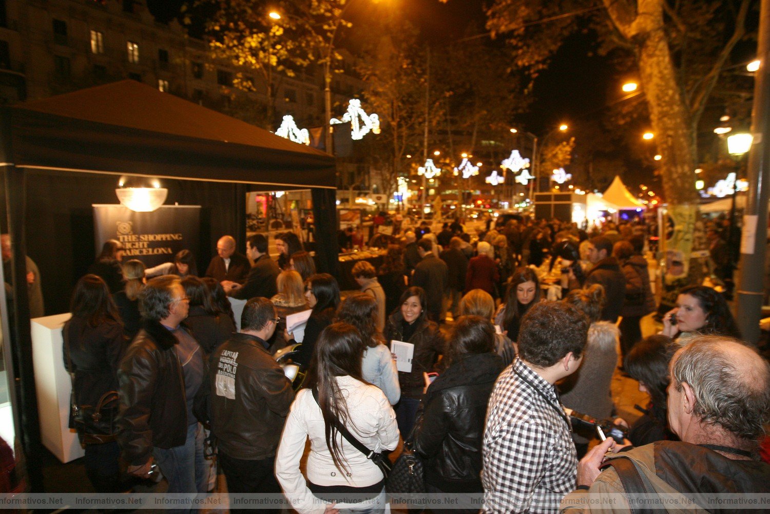 30NOV011.- Barcelona Shopping Night. Ambiente