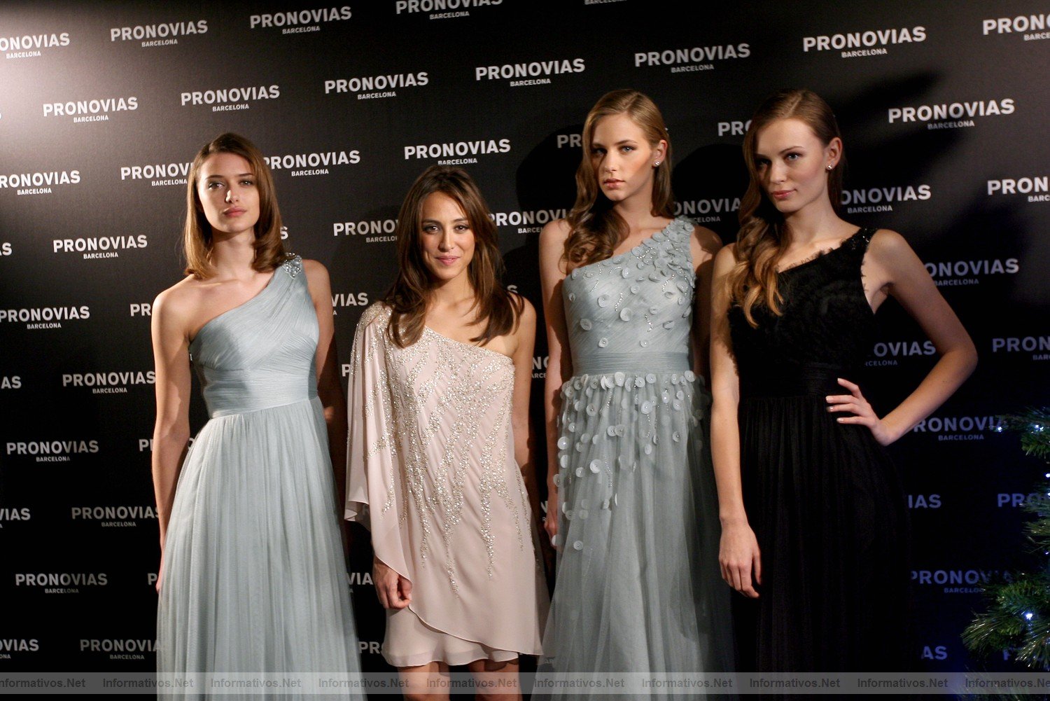 30NOV011.- Barcelona Shopping Night Tamara Falcó amadrinó la Colección Fiesta 2012 Pronovias