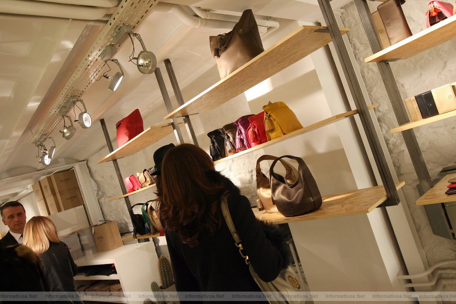 30NOV011.- Barcelona Shopping Night Loewe