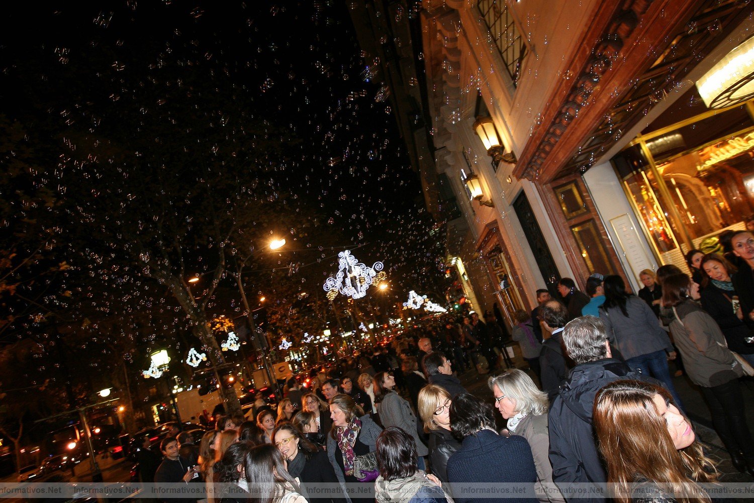 30NOV011.- Barcelona Shopping Night. Santa Eulalia ambiento Pº de Gracia con ppompas de jabón perfumadas