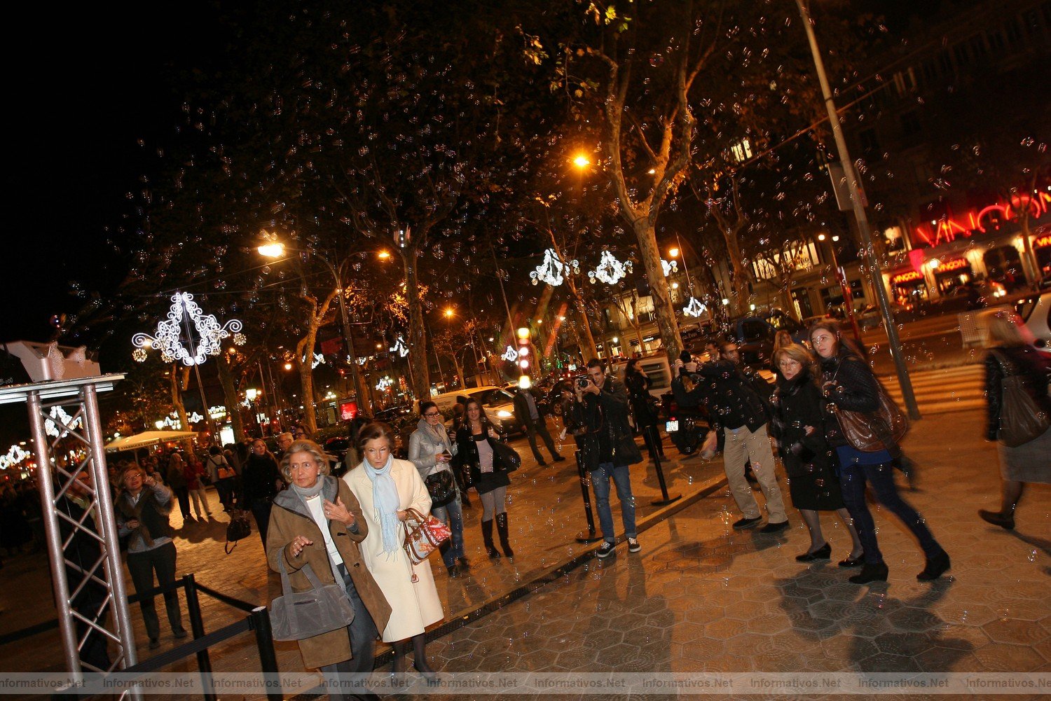 30NOV011.- Barcelona Shopping Night. Santa Eulalia ambiento Pº de Gracia con ppompas de jabón perfumadas