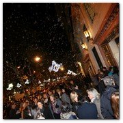 :: Pulse para Ampliar :: 30NOV011.- Barcelona Shopping Night. Santa Eulalia ambiento Pº de Gracia con ppompas de jabón perfumadas