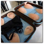 :: Pulse para Ampliar :: 5DIC011.- Entrevista al Dr. Oscar Junco, cirujano plástico estético. Ejemplos de prótesis (externas) para simulación antes de decidir tamaño, peso y forma de la prótesis a implantar