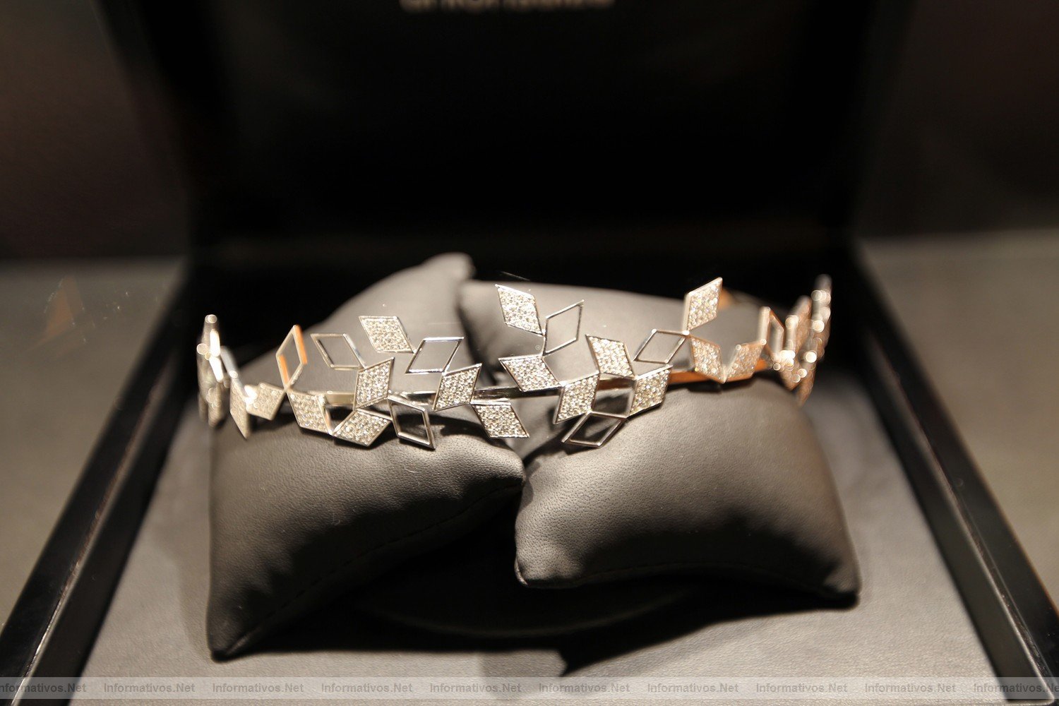 BCN12ENE012.- Unión Suiza impulsa su identidad e imagen de marca de cara a su internacionalización. Tiara, del diseñador Ricard Domingo Nicolás.