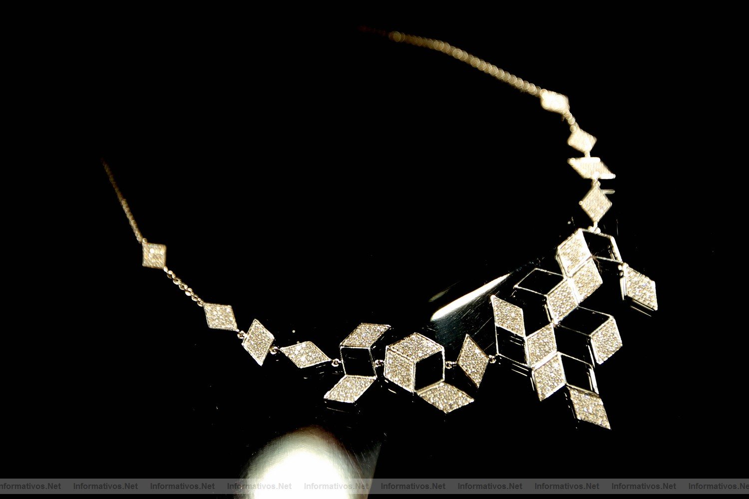 BCN12ENE012.- Unión Suiza impulsa su identidad e imagen de marca de cara a su internacionalización. Detalle de laTiara del diseñador Ricard Domingo Nicolás