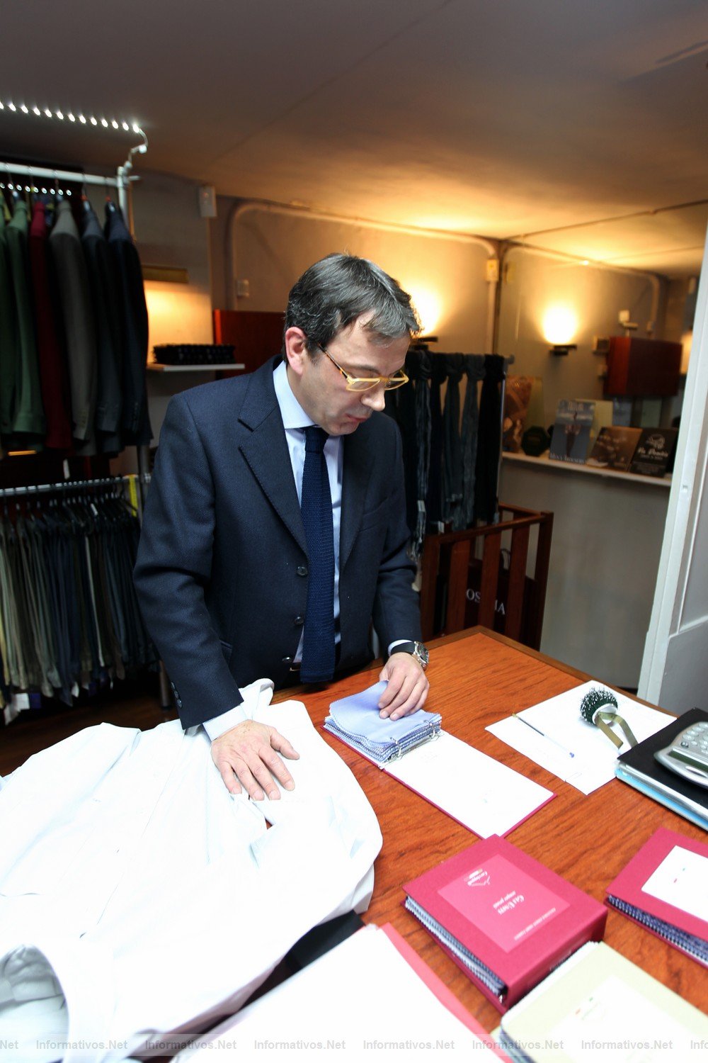 BCNENE012.- Atelier de Vicent Fossas Piqué, maestro camisero artesano. Vicent seleccionando los materiaes para confeccionar una camisa.