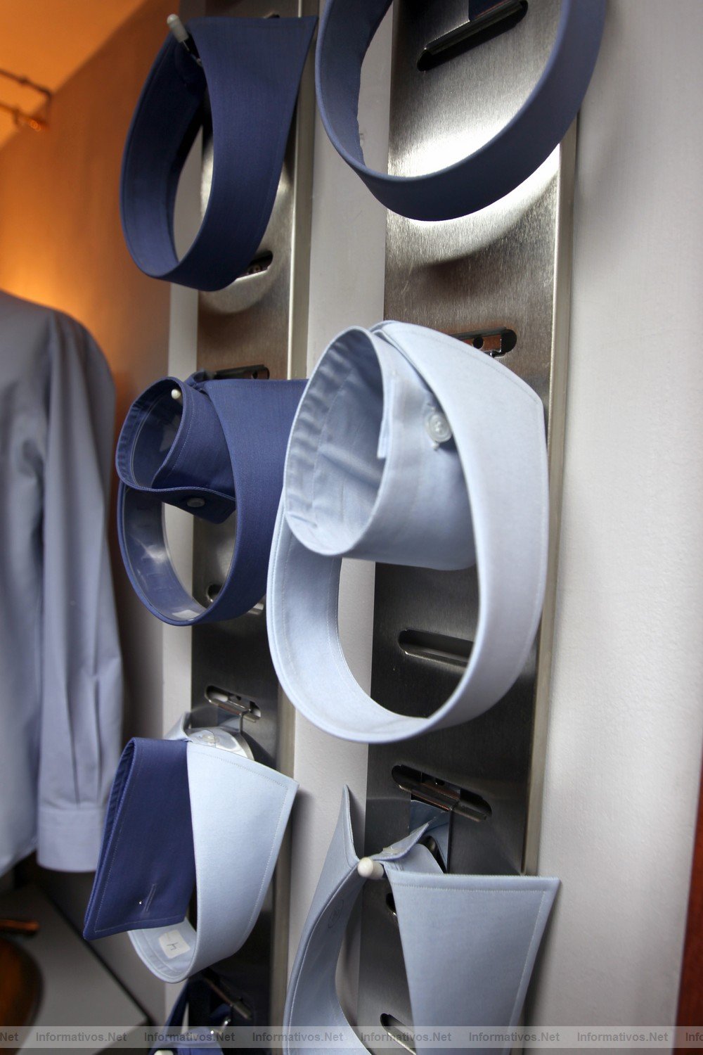 BCNENE012.- Atelier de Vicent Fossas Piqué, maestro camisero artesano. Muestra de cuellos y puños para montar en las futuras camisas.