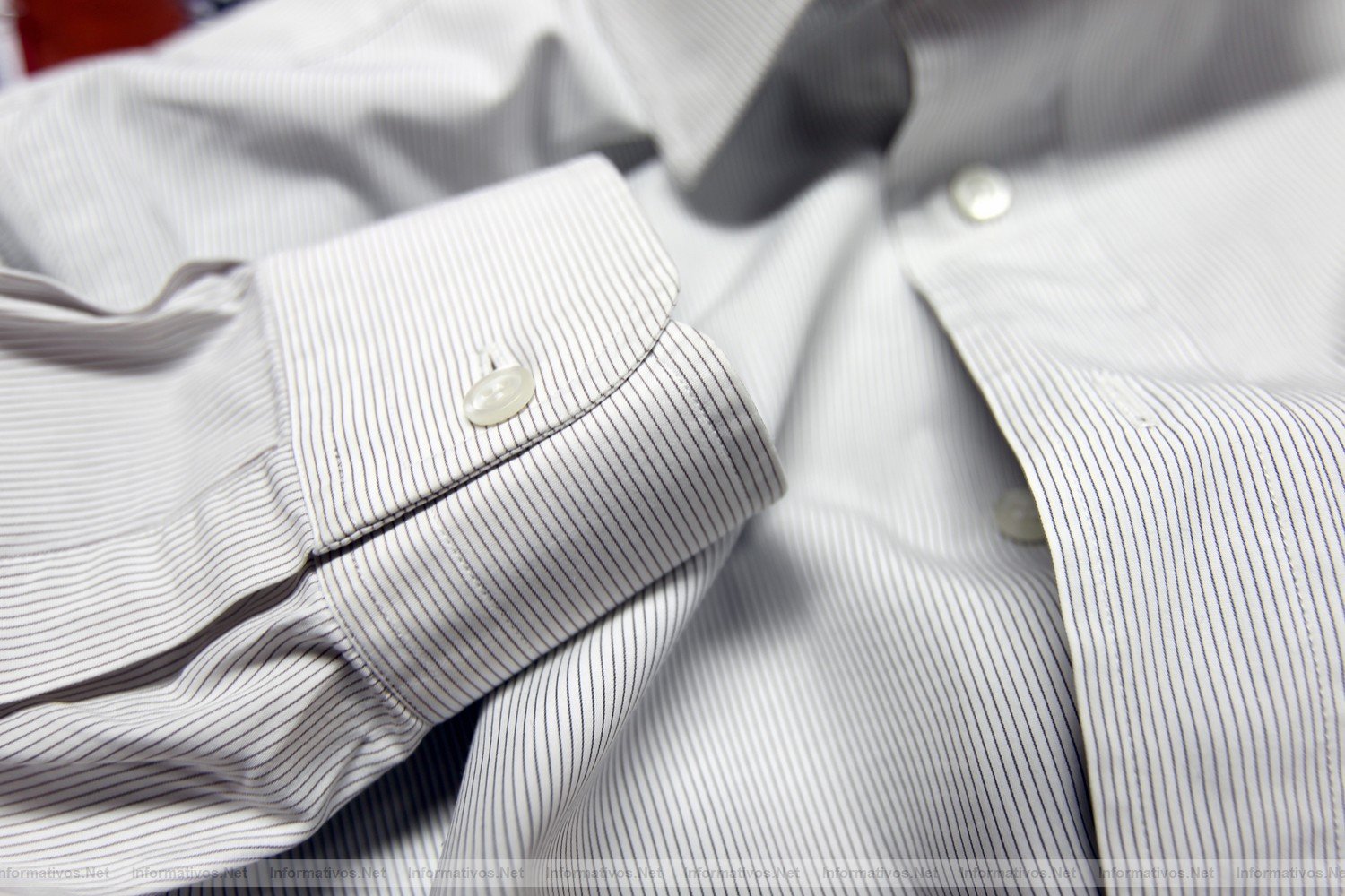 BCNENE012.- Atelier de Vicent Fossas Piqué, maestro camisero artesano. Detalle de una camisa artesanal, donde todo se ha realizado a mano (ojales, bordados, cosidos, botones, martillo...) Las puntadas son casi imperceptibles.