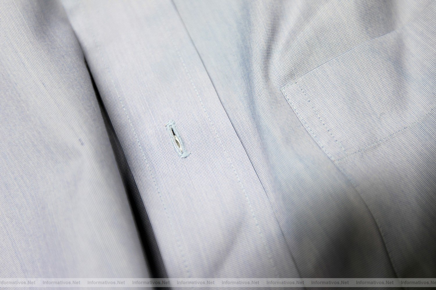 BCNENE012.- Atelier de Vicent Fossas Piqué, maestro camisero artesano. Una camisa a medida de confección 'industrial' Las medidas se toman a mano pero su confección se realiza a máquina.