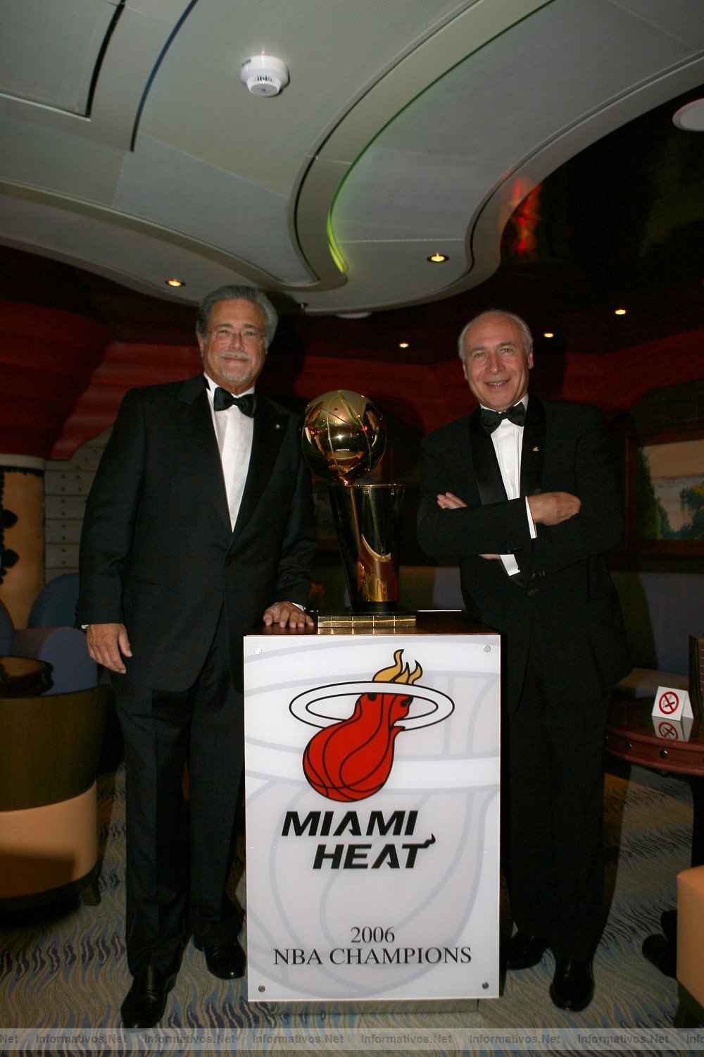 Civitavecchia(IT)07072006.- Bautizo-Viaje Inaugural del Costa Concordia. Micky Arison -presidente de Carnival Corporation, propietaria de Costa Crociere- y  Pier Luigi Foschi (entonces Presidente de Costa Crociere)  junto al Trofeo de la NBA, ganado esa temporada por el Miami Heat, equipo propiedad de Micky Arison.