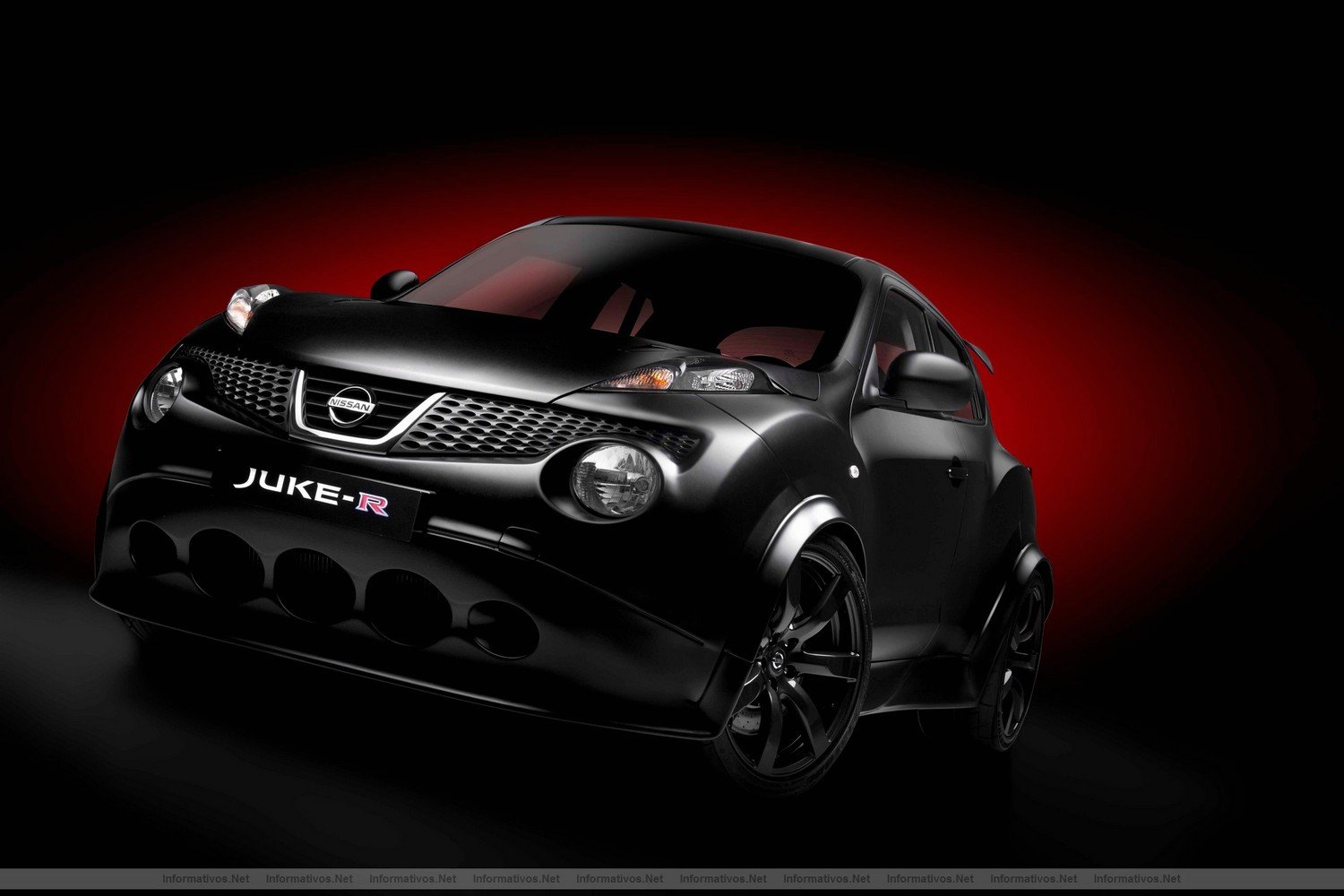 El Juke-R ha sido creado en Gran Bretaña, desarrollado por Nissan y construido  por el equipo de competición RML con el apoyo del Centro Técnico de Nissan en  Europa (NTC-E).