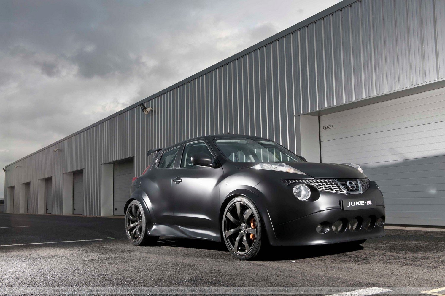 El Juke-R ha sido creado en Gran Bretaña, desarrollado por Nissan y construido  por el equipo de competición RML con el apoyo del Centro Técnico de Nissan en  Europa (NTC-E).