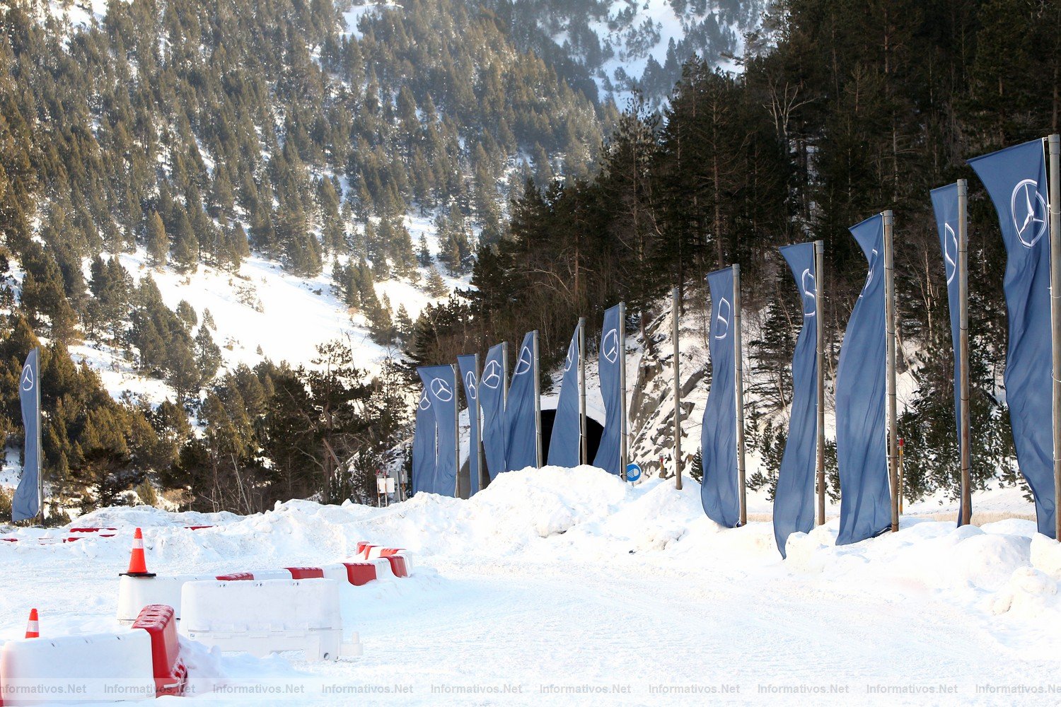 ANDORRA-FEB012.- Cursos de conducción de Mercedes Benz en Vallnord