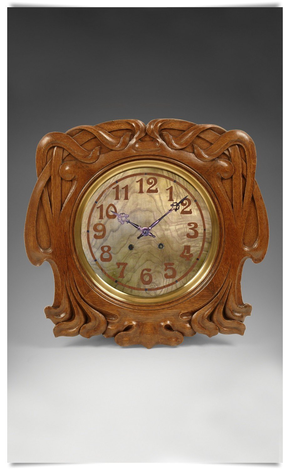 Reloj de pared modernista (hacia 1900). Madera de roble con talla y marquetería. 55,5 x 59 x. Fernando Pinós Galeria d’Art.