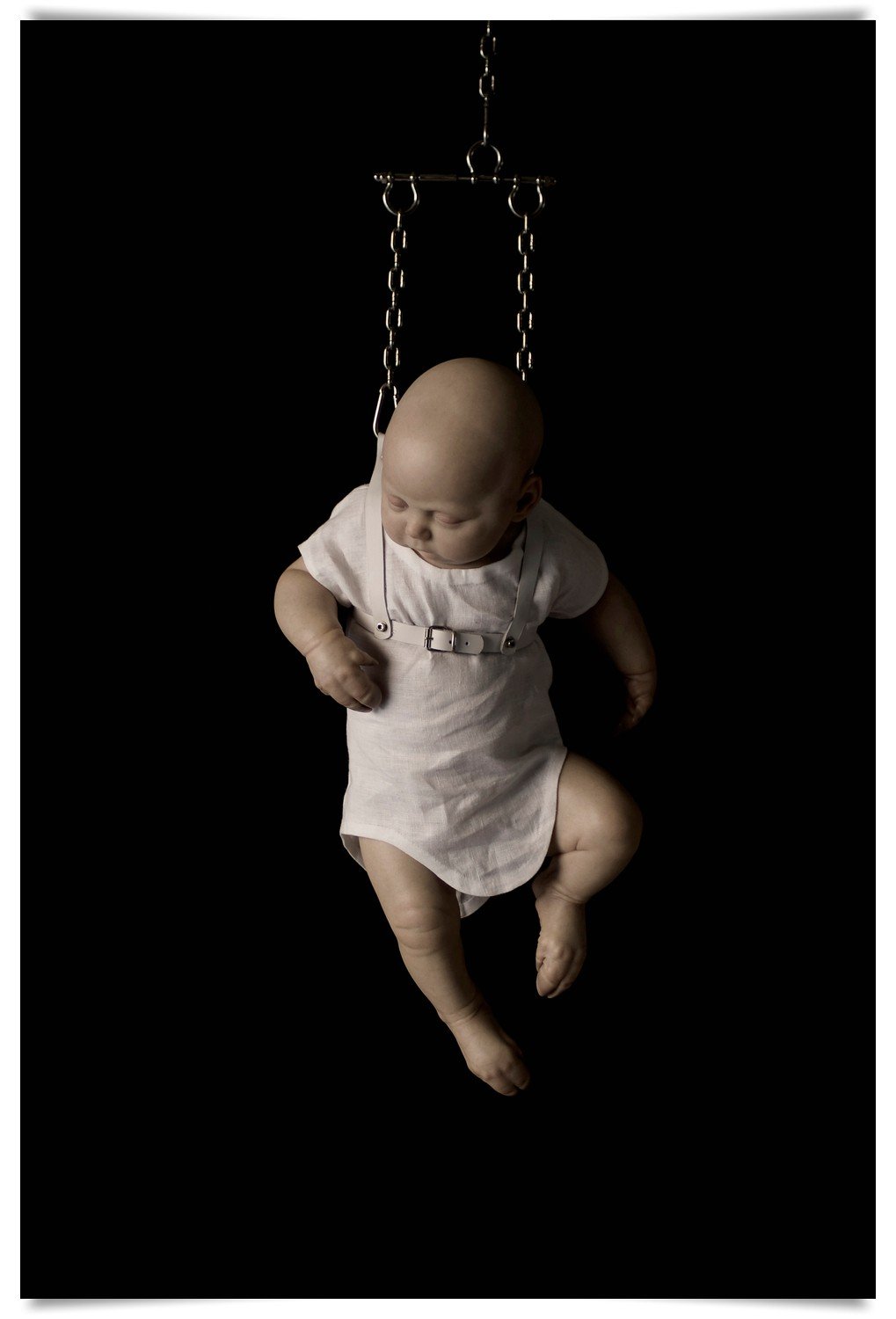 Los cerdos no son niños (2011) del artista cordobés Noe Serrano, brillante exponente de la joven escultura de vanguardia con su inquietante y visceral obra y su mundo de bestiarios y seres fantásticos donde la anatomía se pone al servicio del arte, la ironía y la crítica. Resina.  Principal Art (Barcelona) Esta obra se presenta por vez primera vez con ocasión de la celebración del Salón de Anticuarios 2012