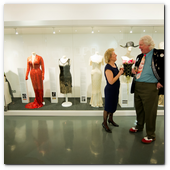 :: Pulse para Ampliar :: LONDON, ENGLAND - MARCH 07:  Victoria Wolcough and David Gainsborough Roberts stand by the exhibition during the Marilyn private view at the Getty Images Gallery on March 7, 2012 in London, England. (Photo by Ian Gavan/Getty Images)