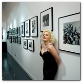 :: Pulse para Ampliar :: LONDON, ENGLAND - MARCH 08:  Marilyn lookalike Suzie Kennedy attends the Marilyn private view at the Getty Images Gallery on March 8, 2012 in London, England. (Photo by Ian Gavan/Getty Images)