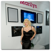 :: Pulse para Ampliar :: LONDON, ENGLAND - MARCH 08:  Marilyn lookalike Suzie Kennedy attends the Marilyn private view at the Getty Images Gallery on March 8, 2012 in London, England. (Photo by Ian Gavan/Getty Images)