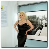 :: Pulse para Ampliar :: LONDON, ENGLAND - MARCH 08:  Marilyn lookalike Suzie Kennedy attends the Marilyn private view at the Getty Images Gallery on March 8, 2012 in London, England. (Photo by Ian Gavan/Getty Images)