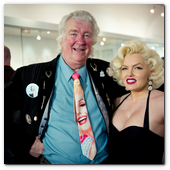 :: Pulse para Ampliar :: LONDON, ENGLAND - MARCH 07:  David Gainsborough Roberts and Marilyn lookalike Suzie Kennedy the Marilyn private view at the Getty Images Gallery on March 7, 2012 in London, England. (Photo by Ian Gavan/Getty Images)