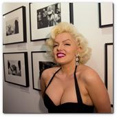 :: Pulse para Ampliar :: LONDON, ENGLAND - MARCH 07:  Marilyn lookalike Suzie Kennedy attends the Marilyn private view at the Getty Images Gallery on March 7, 2012 in London, England. (Photo by Ian Gavan/Getty Images)