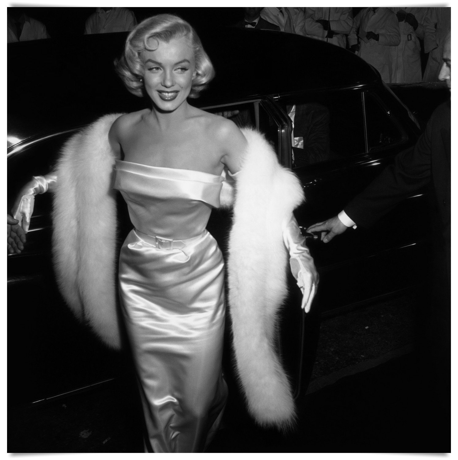 1954:  EXCLUSIVE Marilyn Monroe (1926  - 1962) arriving at the premiere of  the film 'There's No Business like Show Business'.  (Photo by M. Garrett/Murray Garrett/Getty Images)