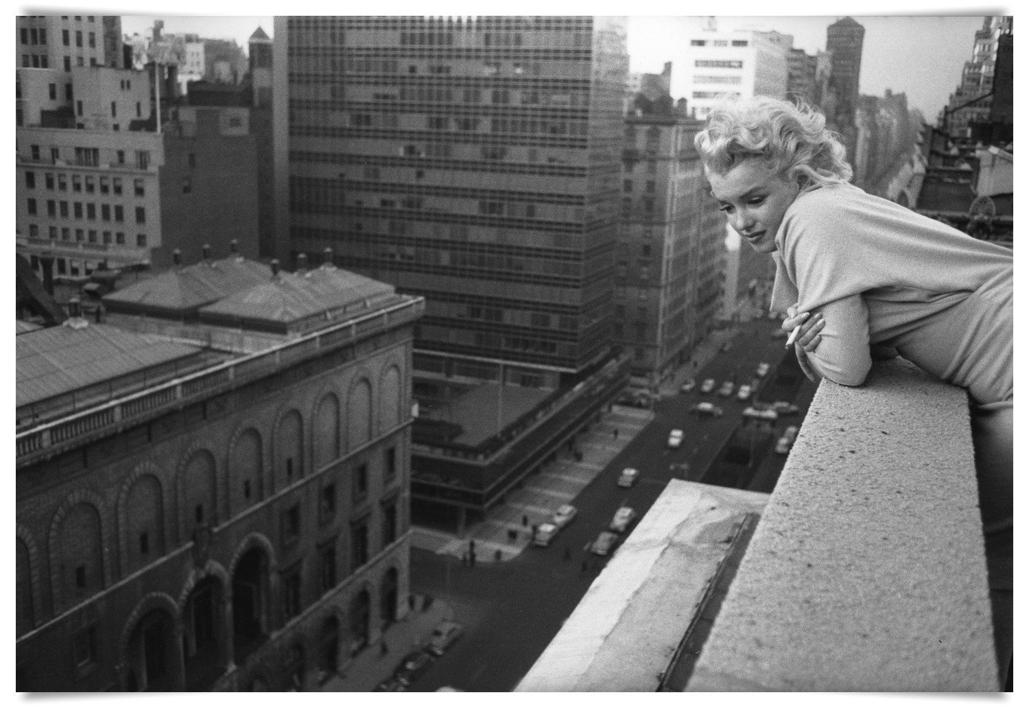 NEW YORK CITY - MARCH 1955: American actress Marilyn Monroe (1926 - 1962) leans over the balcony of the Ambassador Hotel in March 1955 in New York City, New York. (Photo by Michael Ochs Archives/Getty Images)